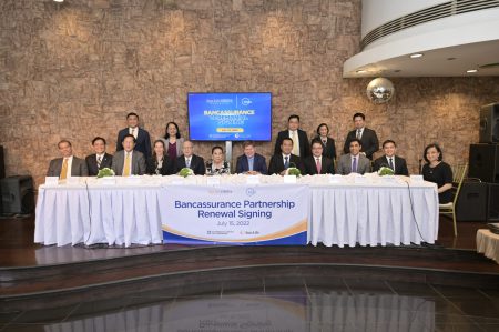 Signing photo 3 (2)